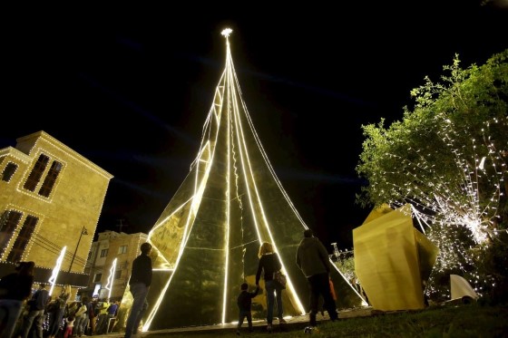 Это 35-метровое рождественское чудо стоит в старейшем порту мира.