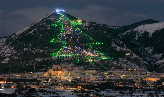 Жители Губбио — настоящие счастливчики, потому что видят украшенную елку из любой точки города: она размещена на горе Инджино. Высота новогодней красавицы — более 650 метров, в 1991 году елка попала в Книгу рекордов Гиннесса.