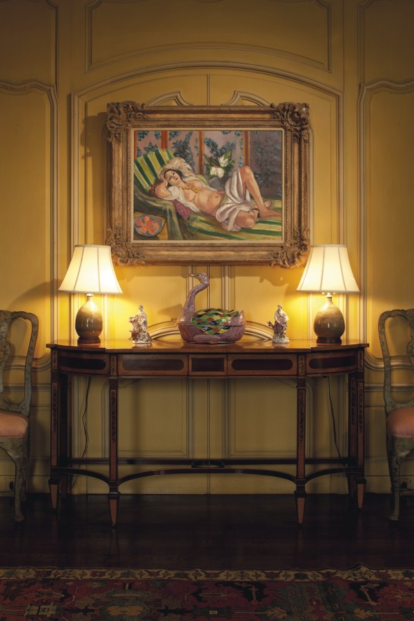 Предложенная на аукцион «Одалиска, лежащая под магнолиями» Анри Матисса, написанная в Ницце в 1923 году, с предварительной оценкой в 50 млн. долларов может стать самой дорогой картиной этого художника. Произведение, которое называют симфонией узора и формы, долгое время считалось одной из величайших работ Матисса в частных коллекциях. Эта роскошная картина висела в гостиной дома Рокфеллеров в Хадсон-Пайнс.