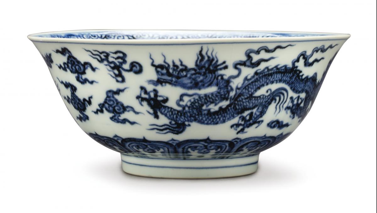 Китайская фарфоровая чаша с изображением дракона, изготовлена в XV веке для императора Сюанды.