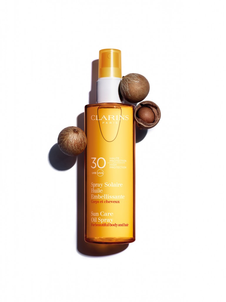 CLARINS sun_care_oil_spray_spf30_still_life_with_nyamplung
