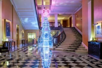 Рождественская елка Jimmy Choo установлена в отеле Claridge’s