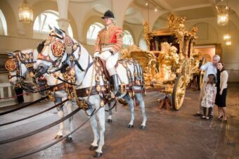 Регалии и церемонии коронации Карла III и королевы-консорта Камиллы
