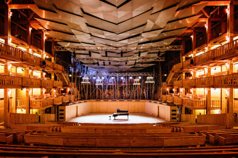 Знаменитый концертный зал La Grange au Lac курорта Evian отмечает 30-летие