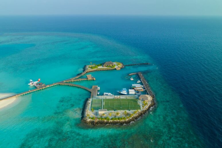 Emerald Faarufushi Resort & Spa представил теннисный корт на частном острове