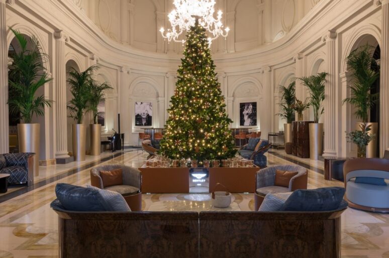 В отеле Anantara Palazzo Naiadi Rome новогодняя елка создана с Bentley Home