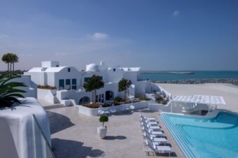 В ОАЭ открыт курорт Anantara Santorini Abu Dhabi Retreat